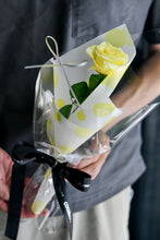 將圖片載入圖庫檢視器 唯一 ‧ 波卡點恆星玫瑰花 │ Preserved Rose With Polka Dot Paper Wrapping