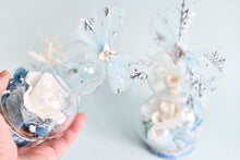 將圖片載入圖庫檢視器 純白心語 浪漫雪人花禮|Pure Love Snowman Glass Dome